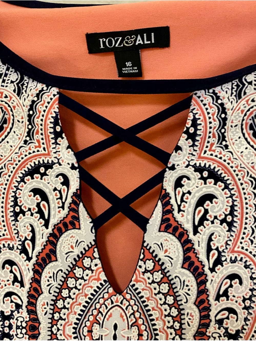 Roz & Ali Paisley Criss-Cross V-Neck Dress in Coral, Black & White - Size 16 - Picture 4 of 4